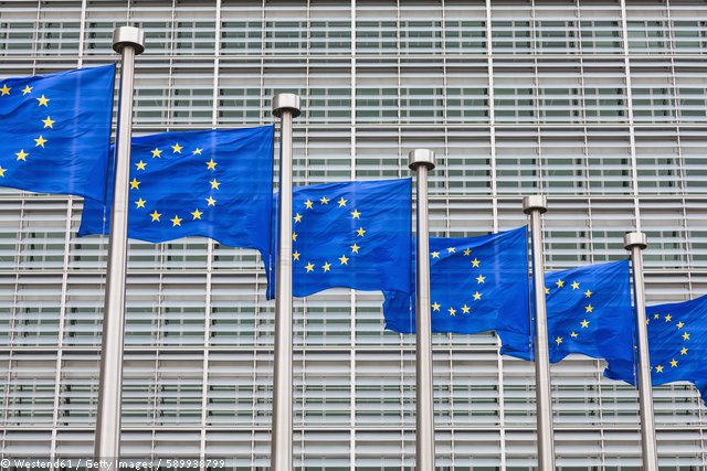 Dieses Bild zeigt Europaflaggen vor dem Berlaymont-Gebäude. © Westend61 / Getty Images / 589938799