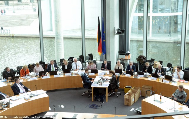 Dieses Bild zeigt eine Sitzung des Bundeswahlausschusses im Anhörungssaal des Marie-Elisabeth-Lüders-Hauses. © Der Bundeswahlleiter / Achim Melde